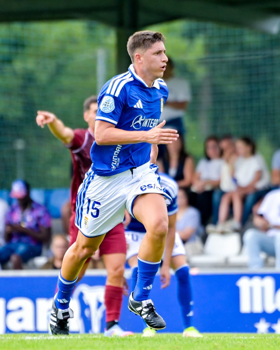 Cantera1926's tweet photo. 75' Gran ocasión para el filial en las botas de Miguel Clavería. El guardameta del @RealAvilesInd evitó el primero con una gran parada.

#RealOviedoVetusta
#CanteraRO 🔵⚪️ https://t.co/GZNg6rI5EH