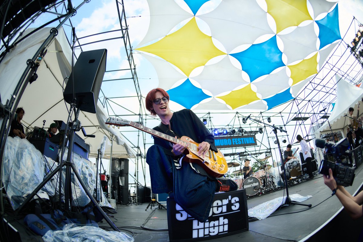 murofes's tweet photo. 【 #ムロフェス2026レポ 】

ムロ海LEFT折り返しはシンガーズハイの“ノールス”でスタート！
狂気と儚さで混沌とするステージ、アグレッシブでアブノーマルなプレイにはもはや貫禄すら覚える。突���のスコール、落雷までも笑顔で演出に昇華できてしまう彼らはムロフェスに���可欠なロックバンド！

pic @san00000n
#murofes