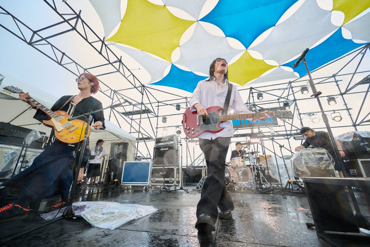 murofes's tweet photo. 【 #ムロフェス2026レポ 】

ムロ海LEFT折り返しはシンガーズハイの“ノールス”でスタート！
狂気と儚さで混沌とするステージ、アグレッシブでアブノーマルなプレイにはもはや貫禄すら覚える。突���のスコール、落雷までも笑顔で演出に昇華できてしまう彼らはムロフェスに���可欠なロックバンド！

pic @san00000n
#murofes