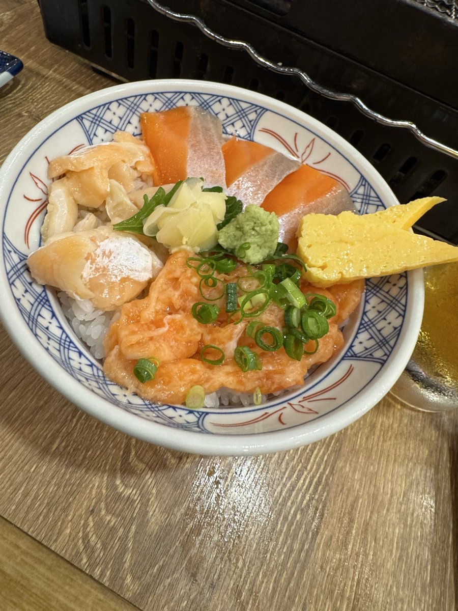 gaogaowolf09's tweet photo. よーし！酒だ！飯だ！

ビールにカニ味噌にサーモン丼！ https://t.co/mqFE9WQ8Tk