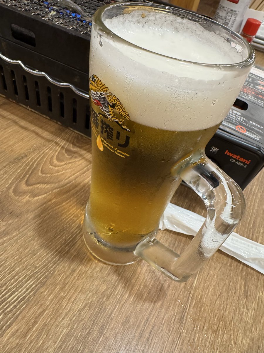 gaogaowolf09's tweet photo. よーし！酒だ！飯だ！

ビールにカニ味噌にサーモン丼！ https://t.co/mqFE9WQ8Tk