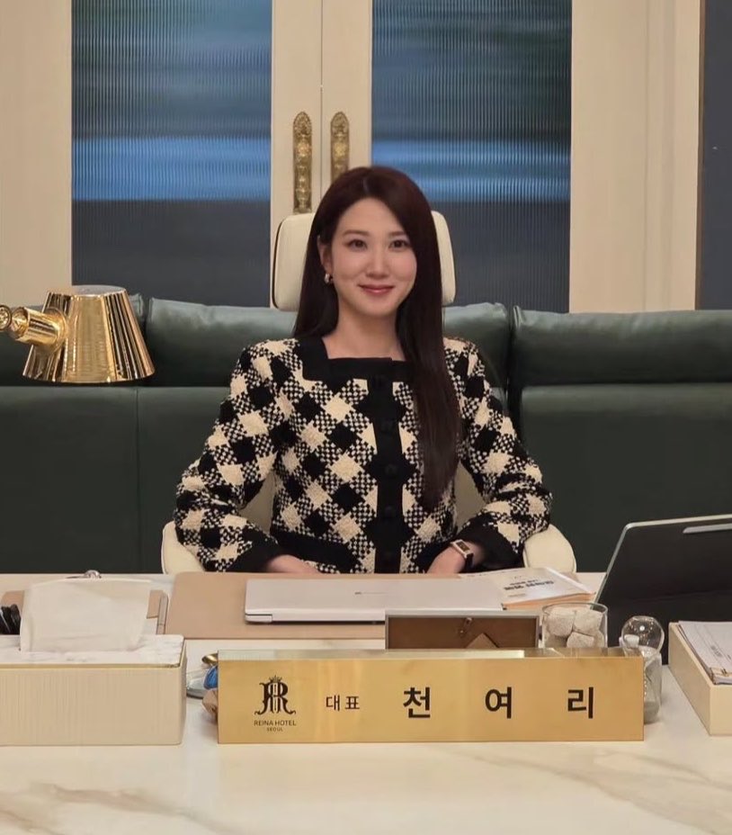 pinkeunbins's tweet photo. CEO                                           Lawyer https://t.co/LqMfV3SWlB