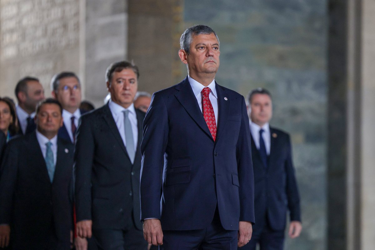 ttaskinozer's tweet photo. Genel Başkanımız Sayın Özgür Özel, Kurucular Kurulumuz ve yol arkadaşlarımızla birlikte YENİ Partimizin ilk ziyaretini Anıtkabir’e gerçekleştirdik.

Cumhuriyetimizin kurucusu, bağımsızlığımızın mimarı Gazi Mustafa Kemal Atatürk’ün huzurunda; bizlere emanet ettiği Cumhuriyet’i demokrasiyle taçlandırma, hukukun üstünlüğünü yeniden tesis etme ve millet egemenliğini eksiksiz biçimde hayata geçirme sözümüzü yineledik.

Bu yeni yürüyüşte pusulamız Atatürk’ün ilke ve devrimleri, tek güvencemiz milletimizin iradesidir.

Egemenliği yeniden milletin, hukuku yeniden devletin temeli, umudu yeniden bu ülkenin en güçlü duygusu yapacağız.

Yolumuz Cumhuriyet’in, istikametimiz milletin iktidarıdır.