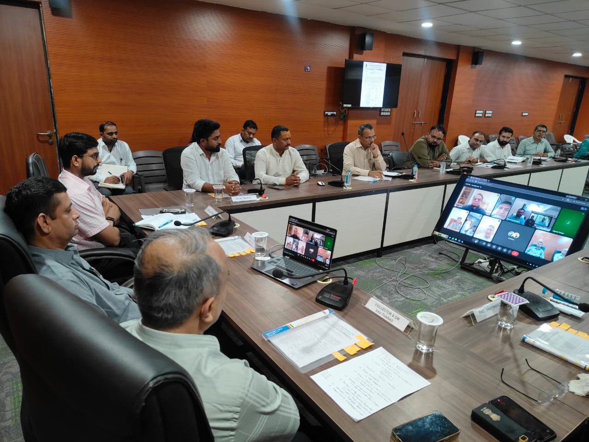 CollectorVT's tweet photo. હવામાન વિભાગની ભારે વરસાદની આગાહીના પગલે માન.અધ્યક્ષ સાહેબશ્રી શંકરભાઈ ચૌધરી,માન.મંત્રીશ્રી સ્વરૂપજી ઠાકોર સાહેબશ્રીની ઉપસ્થિતીમાં જિલ્લાના અધિકારીશ્રીઓ સાથે તાકીદની બેઠક યોજાઈ.સંભવિત પરિસ્થિતિને પહોંચી વળવા તમામ વિભાગોને સજ્જ રહેવા કડક સૂચનાઓ આપવામાં આવી.@CMOGuj @SEOC_Gujarat https://t.co/FapZLxDjPW