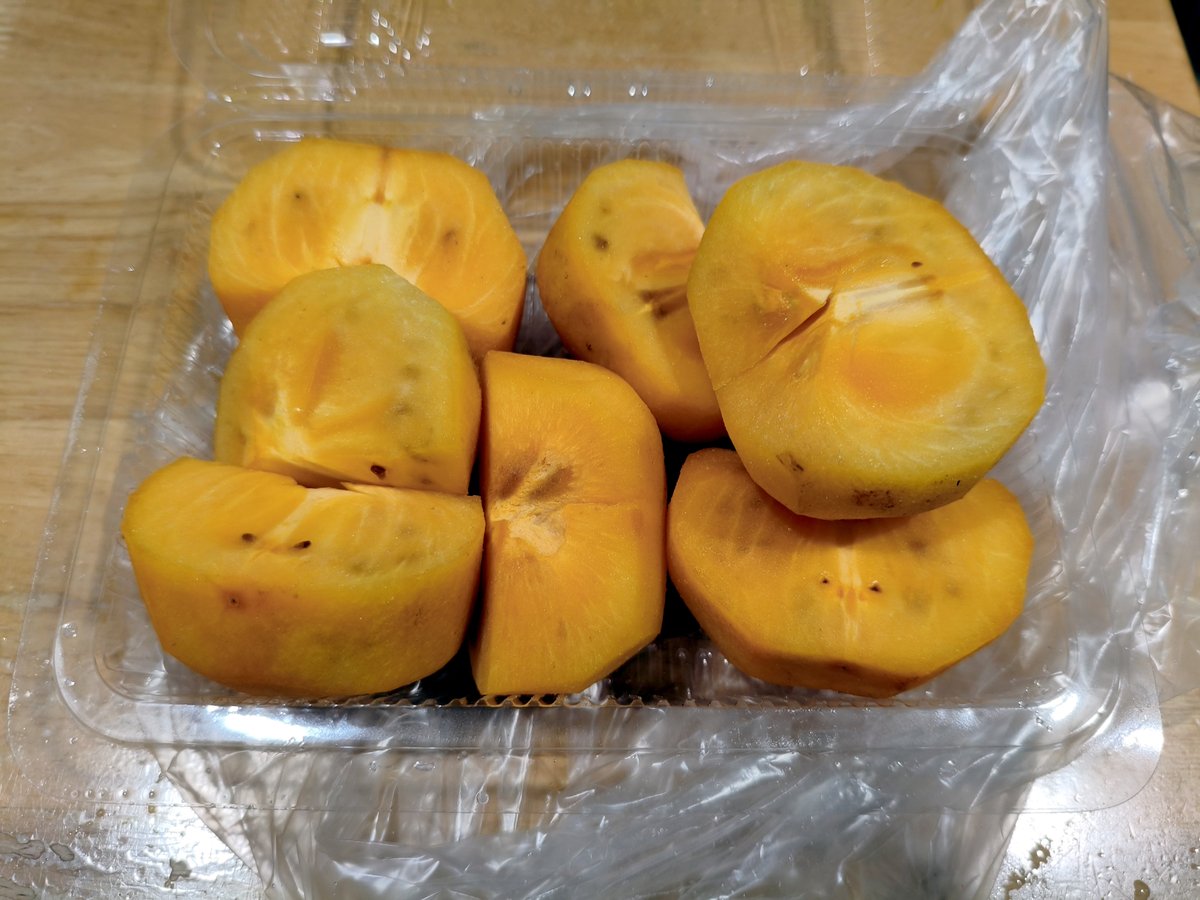 greendivephuket's tweet photo. プーケットでは珍しい柿。1パックで50バーツ（250円位）で、町の市場で買ってきました。ちょっと甘くて、シャキシャキした硬さがあります。ただえぐみが強く、なんだか灰を食べたようにざらざらしていました。ちょっと日本を思い出しました😄
#プーケット #柿 #ภูเก็ต #ลูกพลับ #phuket #persimmon https://t.co/dL49QK0hzK