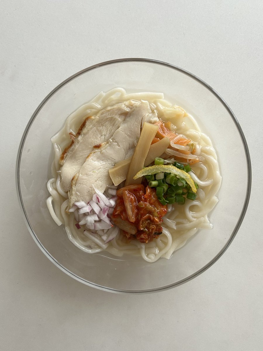 4molsen's tweet photo. 体型維持2年目の今日の自炊！
明後日から帰省するので肥えます👥

朝、カレースープ
昼、柚子塩冷麺
夜、豚キムしらたき

冷麺だけだと栄養バランスが悪く、血糖値スパイクも決まってしまうので、副菜を山盛り食べて栄養補給しました✍🏻️ෆ⸝⸝꙳ https://t.co/ChPhUeoDXL