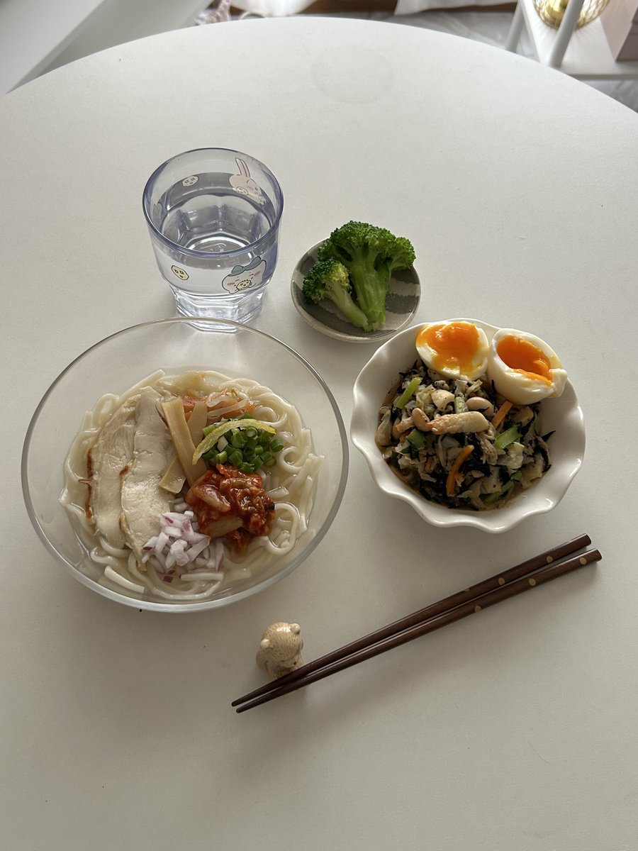 4molsen's tweet photo. 体型維持2年目の今日の自炊！
明後日から帰省するので肥えます👥

朝、カレースープ
昼、柚子塩冷麺
夜、豚キムしらたき

冷麺だけだと栄養バランスが悪く、血糖値スパイクも決まってしまうので、副菜を山盛り食べて栄養補給しました✍🏻️ෆ⸝⸝꙳ https://t.co/ChPhUeoDXL