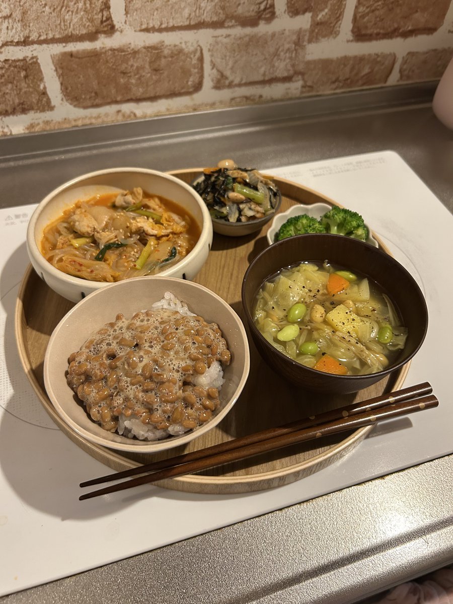 4molsen's tweet photo. 体型維持2年目の今日の自炊！
明後日から帰省するので肥えます👥

朝、カレースープ
昼、柚子塩冷麺
夜、豚キムしらたき

冷麺だけだと栄養バランスが悪く、血糖値スパイクも決まってしまうので、副菜を山盛り食べて栄養補給しました✍🏻️ෆ⸝⸝꙳ https://t.co/ChPhUeoDXL