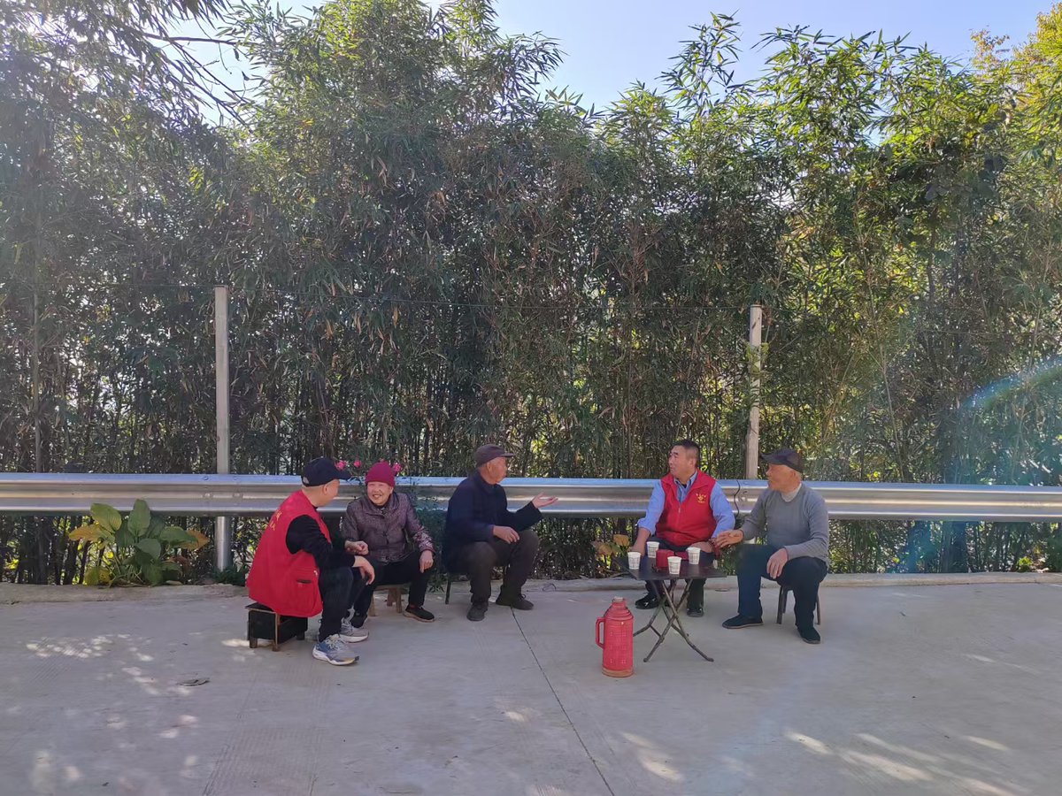 BrainHinkerqez's tweet photo. Spent Saturday morning packing care kits for the local elderly community—small acts make big warmth!  #VolunteerWork #CommunityLove， https://t.co/xVUqOdsHAu