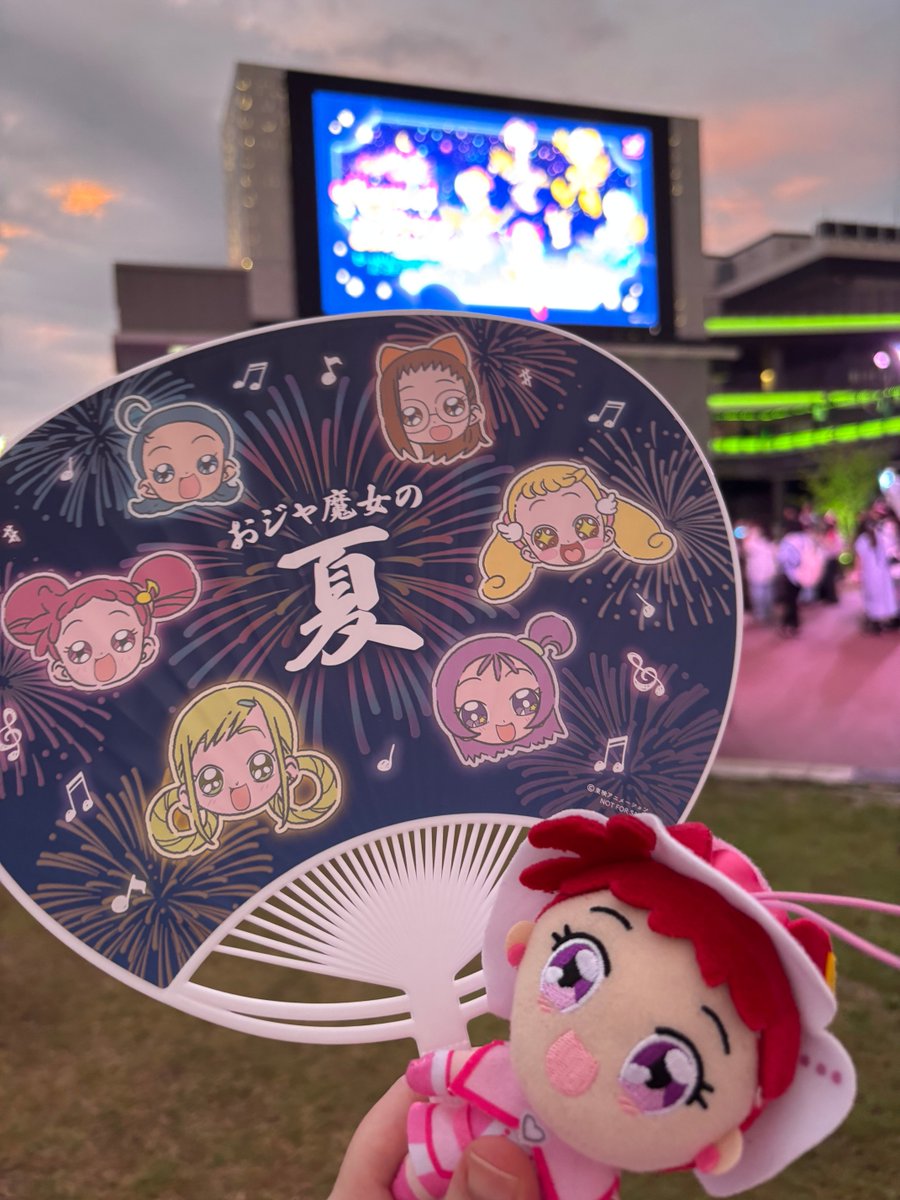 Umekopyon's tweet photo. ドローンショー！🩷🧡🩵💜💛🤍 https://t.co/hwLoArFjkv