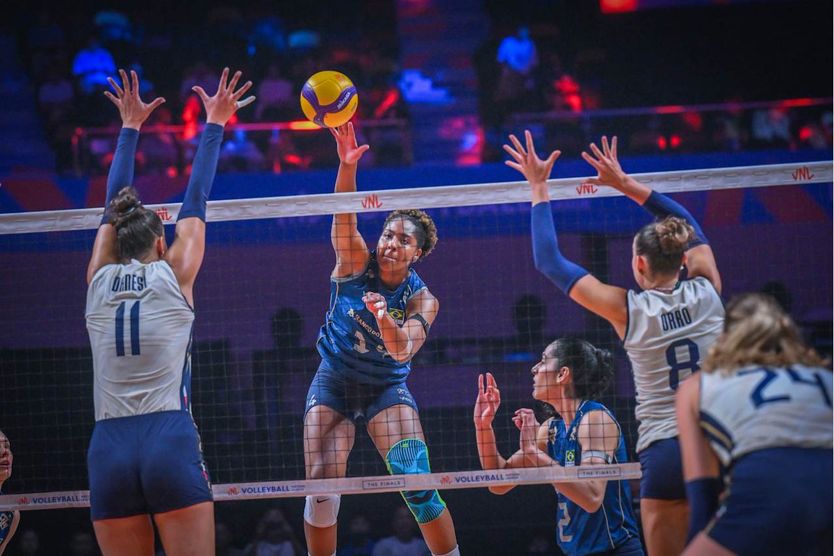 TBSvolleyboo's tweet photo. #バレーボールネーションズリーグ
準決勝 🇧🇷ブラジルvsイタリア🇮🇹は
意地と意地のぶつかり合い🔥🔥

予選ラウンドに引き続き
ブラジルがイタリアを
フルセットの末破りました✊
🇧🇷アナ・クリスティーナ 選手23得点
ベルグマン選手＆ロザマリア選手15得点の活躍👏
　
　🇧🇷3-2🇮🇹
　  (21-25)☆
☆（25-21)
☆（26-24)
　（21-25）☆
☆（15-12）

明日よる8時20分頃からU-NEXTにて
決勝ブラジルvs（トルコvs中国勝者）を
#栗原恵 さんの解説でお届けします✊

🇧🇷3-2🇮🇹
©volleyworld