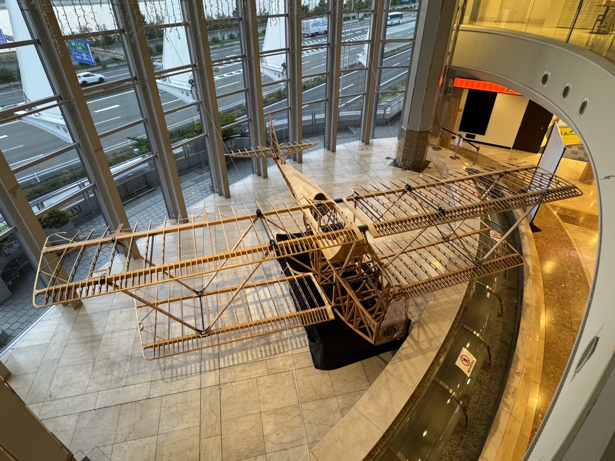 flyingnikon's tweet photo. 大阪・関西万博イタリア館に展示されていた飛行機が、万博レガシーとして今日から関空で展示されています。1920年、アルトゥーロ・フェラーリンらによるローマ-日本の記録飛行に使われたSVA9の実物大模型です。

#大阪関西万博
#expo2025 https://t.co/SsQlZdx4FH