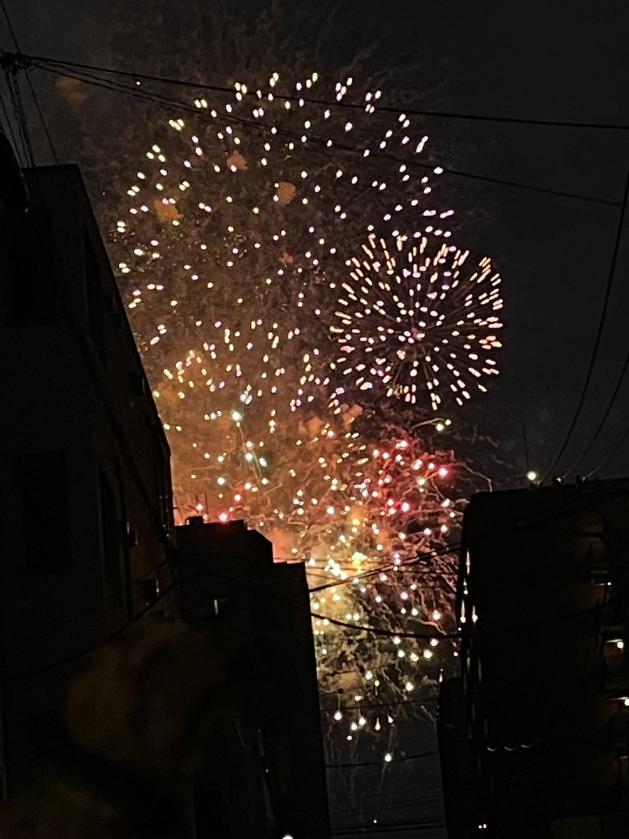 tukikage2's tweet photo. 隅田川花火大会、観てる。雨降らなくて良かったー🎇 https://t.co/DaVgNkCR64