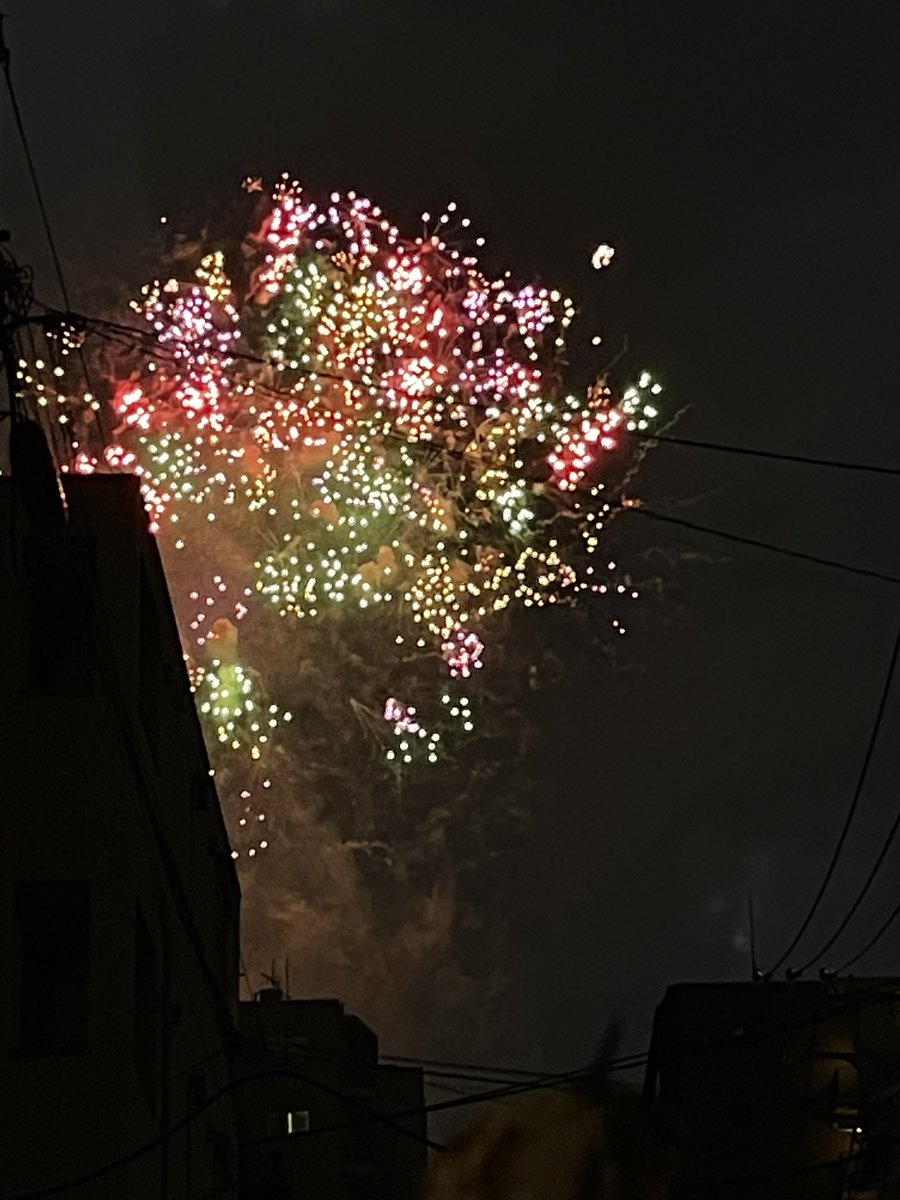 tukikage2's tweet photo. 隅田川花火大会、観てる。雨降らなくて良かったー🎇 https://t.co/DaVgNkCR64