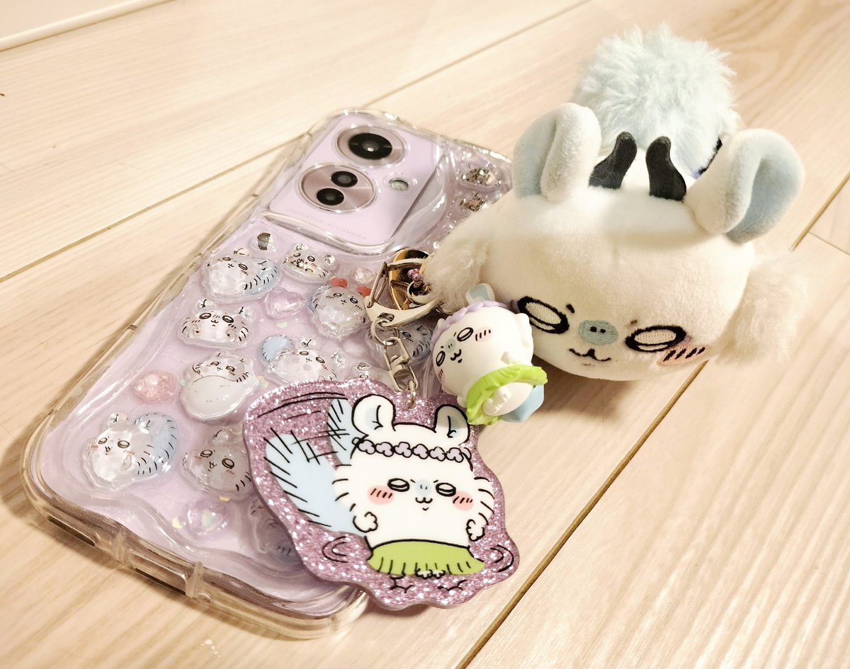JuJ_mo's tweet photo. (自作)モモンガボンボンドロップシールのスマホケース

いっぱいキーホルダーを付けて推しだらけ💜

スマホ重くない？
って言われたけど気にしない☺️🤍 https://t.co/cmYFcWJzA0