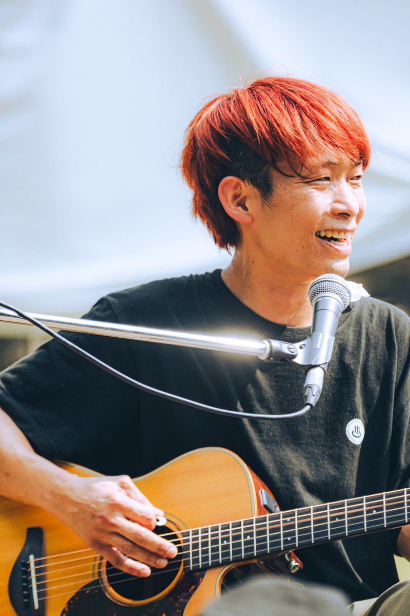 murofes's tweet photo. 【 #ムロフェス2026レポ 】

河内健悟はステージを下りて、フロアライブのように同じ目線で音を紡ぎ出し、“本当の事”でやさしく包み込んだ本編オープニング。無理しなくていい――そんなメッセージとともに、「室清登に愛を込めて」と告げて“未来”をエモーショナルに爪弾いた。

pic @MmmuSic_ai
#murofes