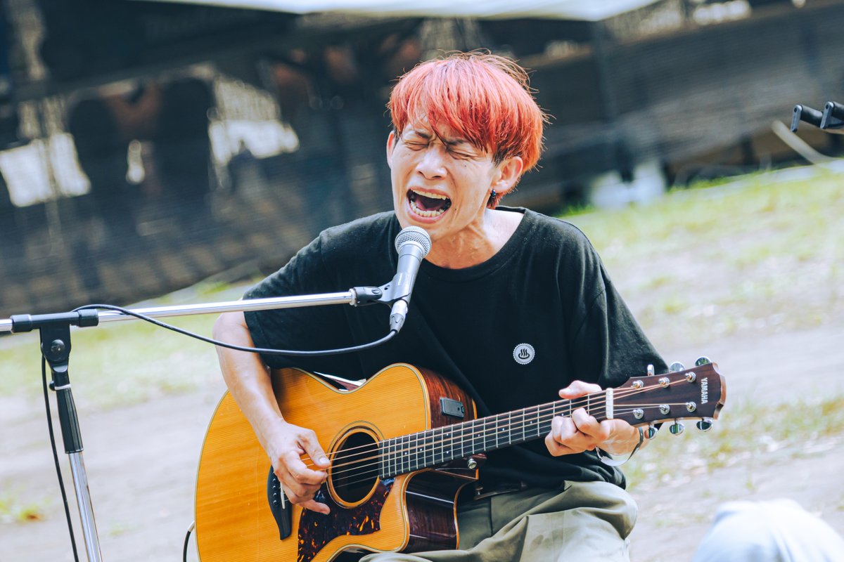 murofes's tweet photo. 【 #ムロフェス2026レポ 】

河内健悟はステージを下りて、フロアライブのように同じ目線で音を紡ぎ出し、“本当の事”でやさしく包み込んだ本編オープニング。無理しなくていい――そんなメッセージとともに、「室清登に愛を込めて」と告げて“未来”をエモーショナルに爪弾いた。

pic @MmmuSic_ai
#murofes