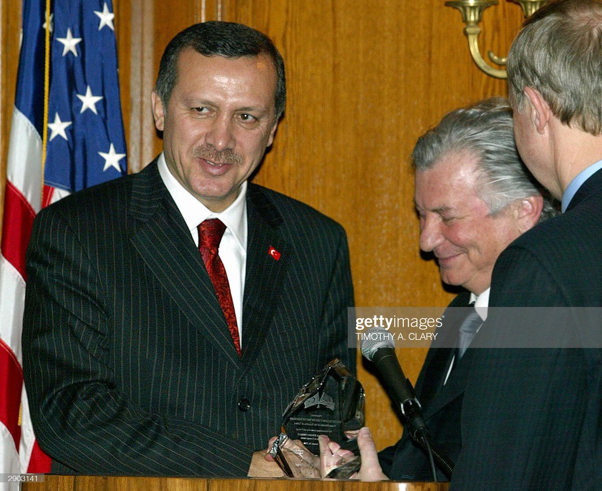 Mstr99TR's tweet photo. @HseyinA08769588 Atatürk’e sormuşlar mı heykelini dikerken? Erdoğan bu ödülü istese almayabilirdi neden gitti de aldı? https://t.co/ZAqeFGDZ9J