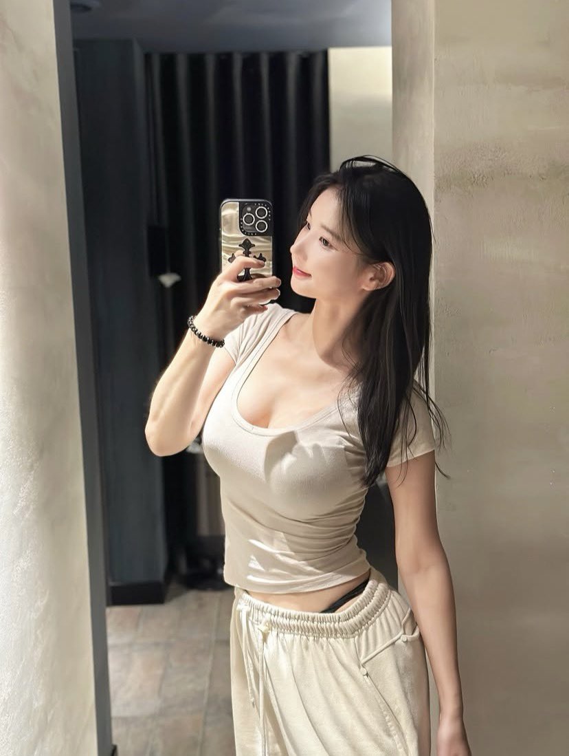 HunterHuang2's tweet photo. 你可以干我，涉我，但是你不能干涉我。扶着我的腰，深深浅浅带我上云霄
#马来西亚 #马来西亚陪游  #新加坡 https://t.co/nC26nvX0Aj
