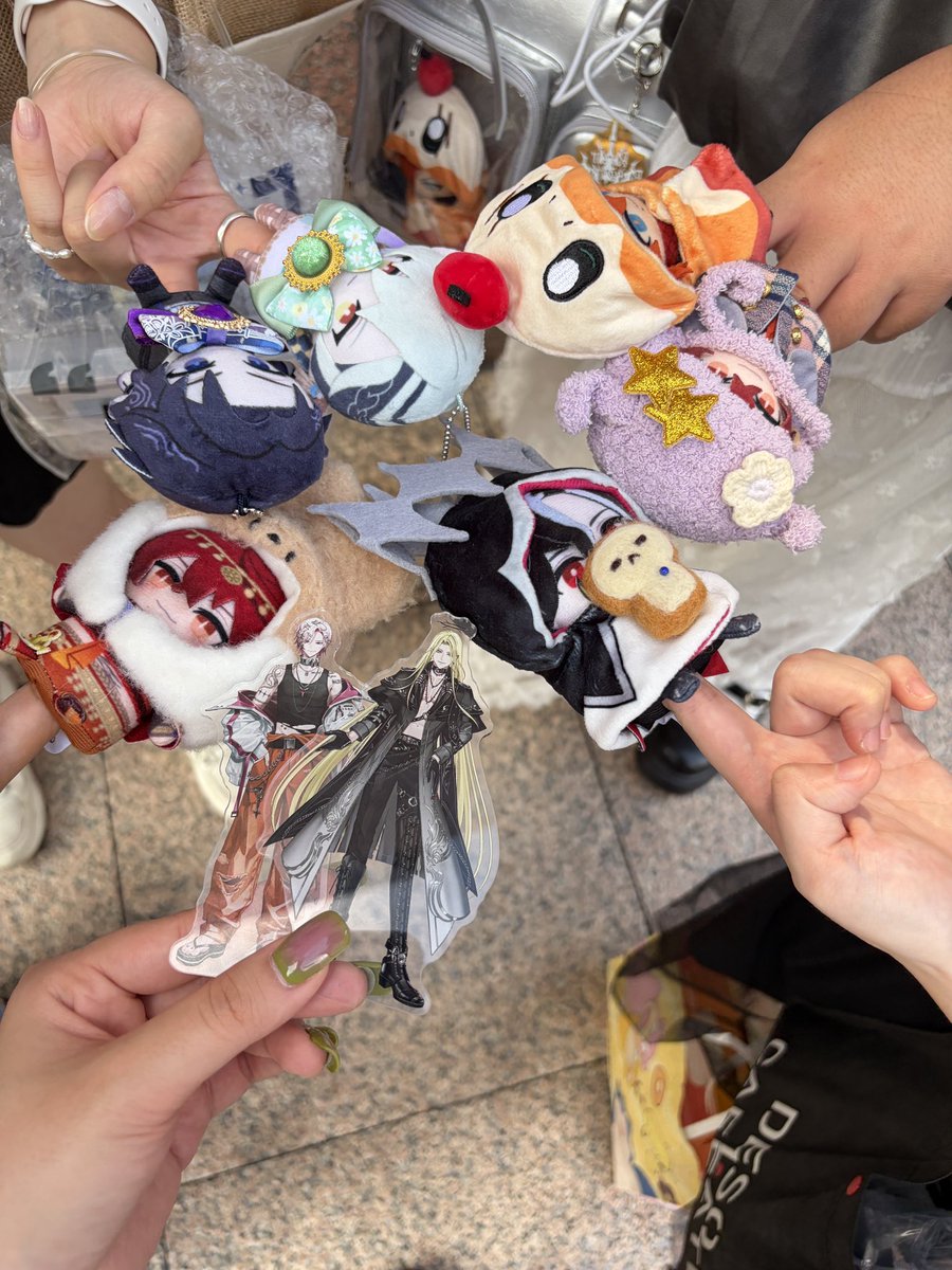 erycawkw's tweet photo. 一日信義觀光客

#Ashmerchiel #Lockshikatsu https://t.co/DLFP9B1kap