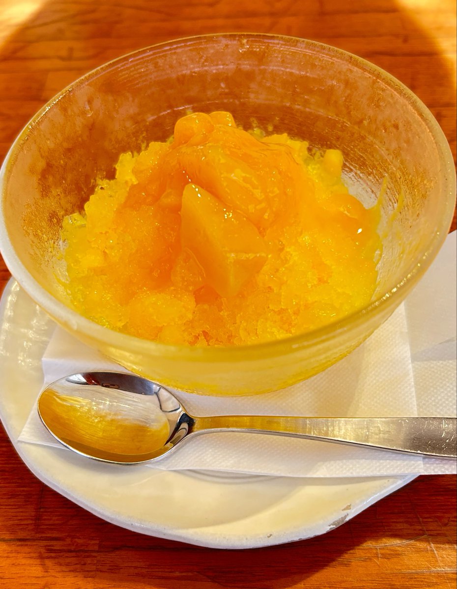 aonamasao's tweet photo. 今日はかき氷の日だちゃんですね、知らなかった！マンゴーかき氷美味しかったよ　あと油淋鶏定食も美味しかったです！ https://t.co/mLwOpiUL59