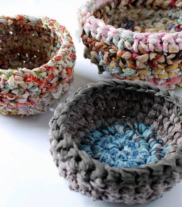 K01G01's tweet photo. Easy DIY woven keychain! Grab old fabric scraps, a fork, and some knots. Make personalized key rings that cost nothing, perfect for gifting this weekend! https://t.co/Na0Wj6poou
