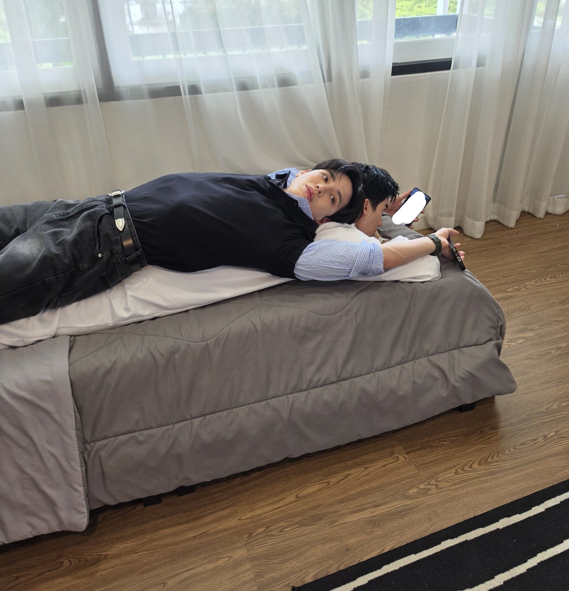 BAROCTARISREAL's tweet photo. ภาพหลุดหลังกองถ่าย Samsung ลูกดวงทำร้ายหมอดู คาดแค้นจัดหวังจับคู่แบบกำจัดกู้ภัยคนเก่า หวั่นหลังหักคู่เพราะอายุไม่ใช่น้อยๆ จบข่าว 

#GalaxyZFold8 #GalaxyUnpacked #TeamGalaxy #GalaxyxTayNew #TayNew https://t.co/3mv4rAqwGm