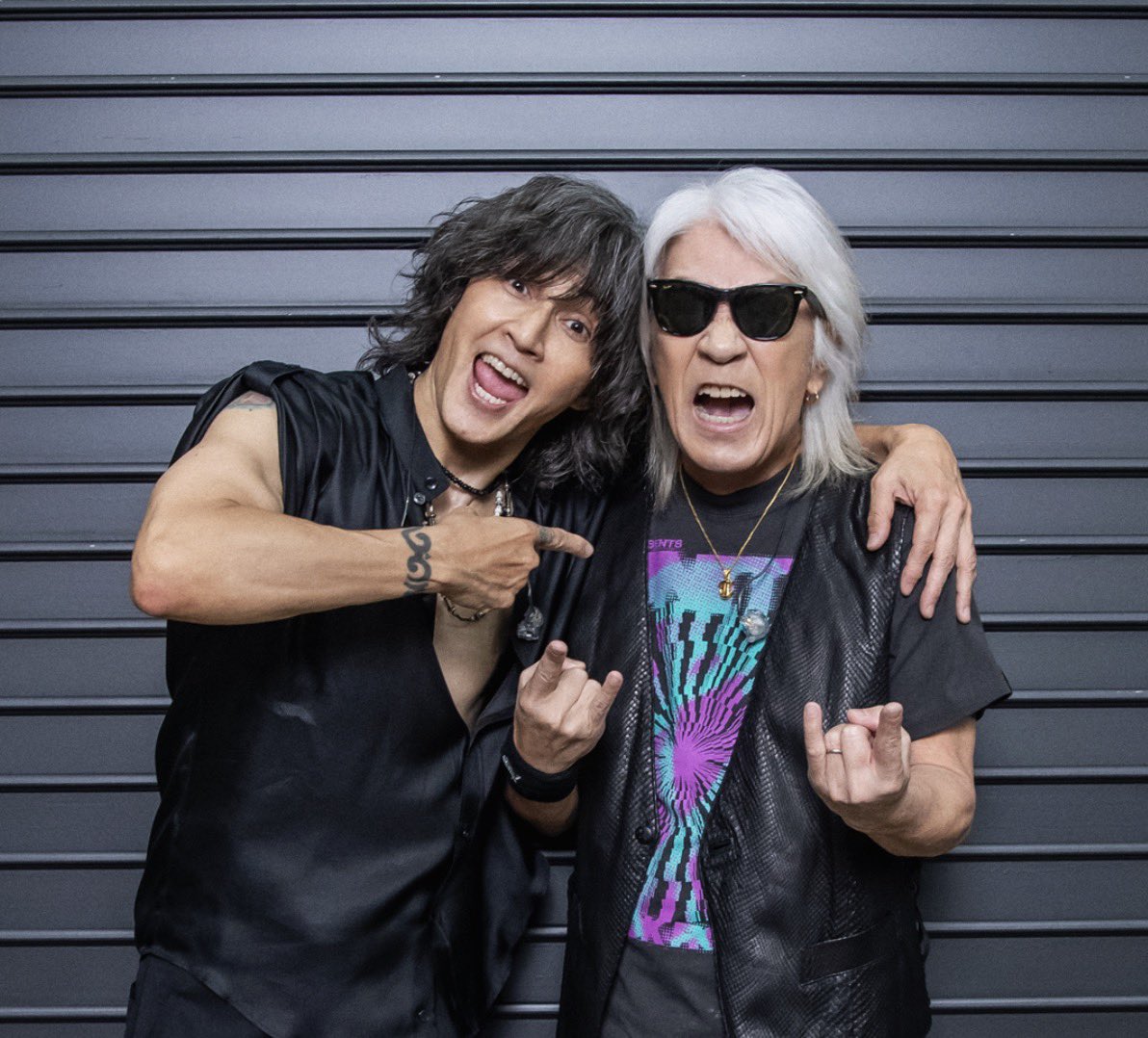 octpus_bz's tweet photo. 『やっぱ男は30代からだな』→
『経験値と勢いを兼ね備えた40代最強。やっぱ男は40代から』→
『この色気と渋みは40代じゃ無理。やっぱ男は50代から』→
『可愛すぎる... 男は60代からだったとは...』
年齢の概念ずっとぶっ壊されてるw
永遠にカッコいいなこの人達 #Bʼz https://t.co/iNTZ0aN35i