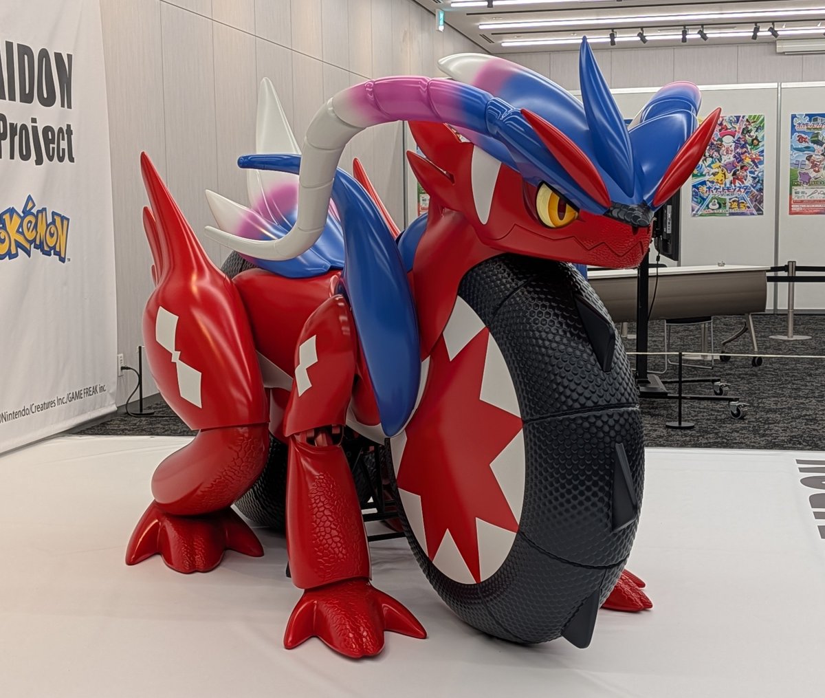 sasorivader's tweet photo. 6駅達成の特典を引き換えに行ってきた。ホンダのコライドンの展示観に行ったらキャプテンピカチュウもいた！
#JR東日本ポケモンスタンプラリー https://t.co/6PEQ0zJbga
