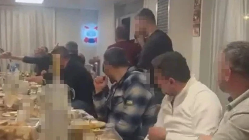YusufElmas's tweet photo. Yeni Parti logosunu bir rakı markasıyla ilişkilendirip din üzerinden hamaset yapanlar, RAKI SOFRASINDA arkadaşlarına "SELA" okutup kahkahalar eşliğinde eğlenenlere gık bile demedi... https://t.co/4kG5IqTpoK