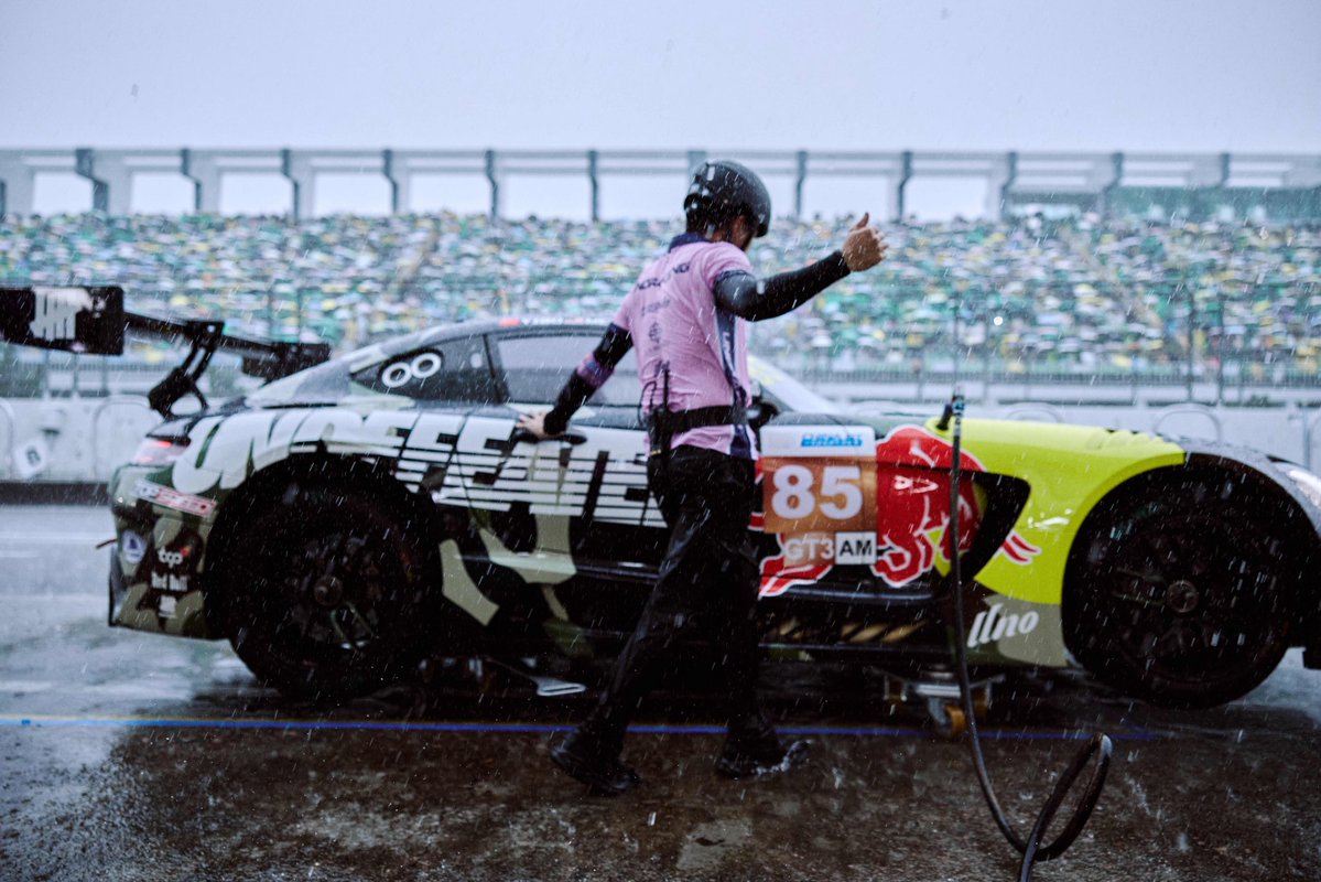 2amWangYibo's tweet photo. #WANGYIBOx2026CGTR3Race1

อฟช อี้ป๋อมาลงภาพป๋อมองดูแฟนๆ บนแสตนด์เชียร์ตอนฝนตกหนักแบบไม่มีใครถอย

“ทุกคนดูแลตัวเองด้วยนะ กลับบ้านกันไวๆ อย่าให้เป็นหวัดล่ะ!” [Everyone, stay safe, get home early and take care not to catch a cold!] 😭😭 

น่ารักที่สุดเลย #WangYibo #85RACING https://t.co/taslAX8qYU