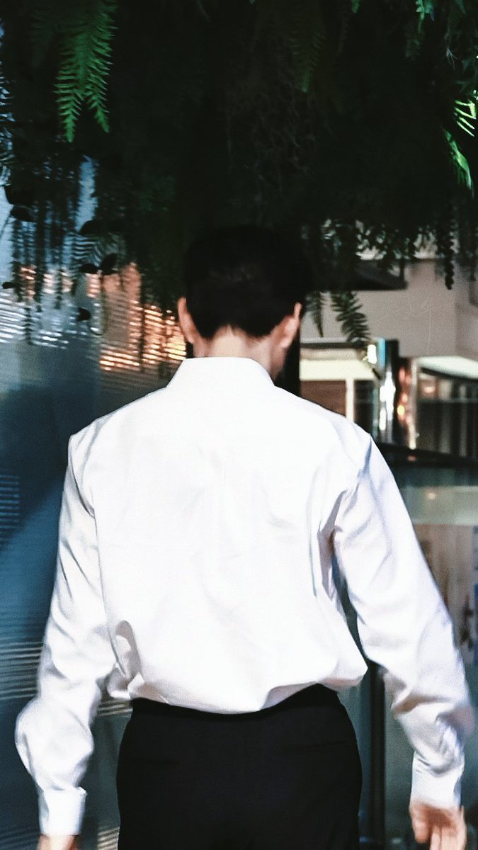 MCandy1215's tweet photo. 뒤에서 봐도 잘생겼다 https://t.co/rWFtpTbaDr
