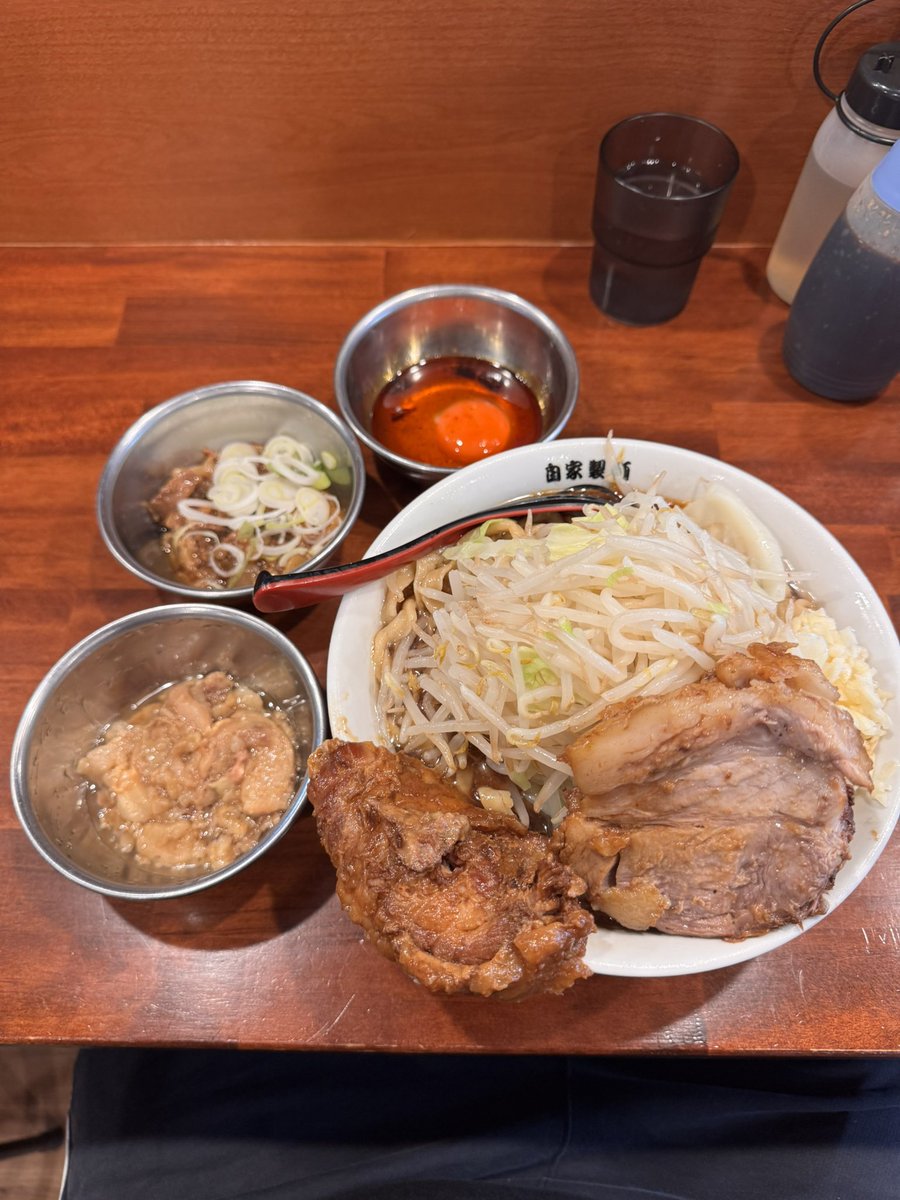 daichara9's tweet photo. 今日は健ちゃんを呼び出して自家製麺まる太さんへ🍜
またまた冷やしラーメンを食べました☺️
健ちゃんにも念願の冷やしを食べてもらえて良かった😊✨
健ちゃんも満面の笑み🤣🤣🤣
店長ごちそうさまでした😋 https://t.co/UDkroMtn0T