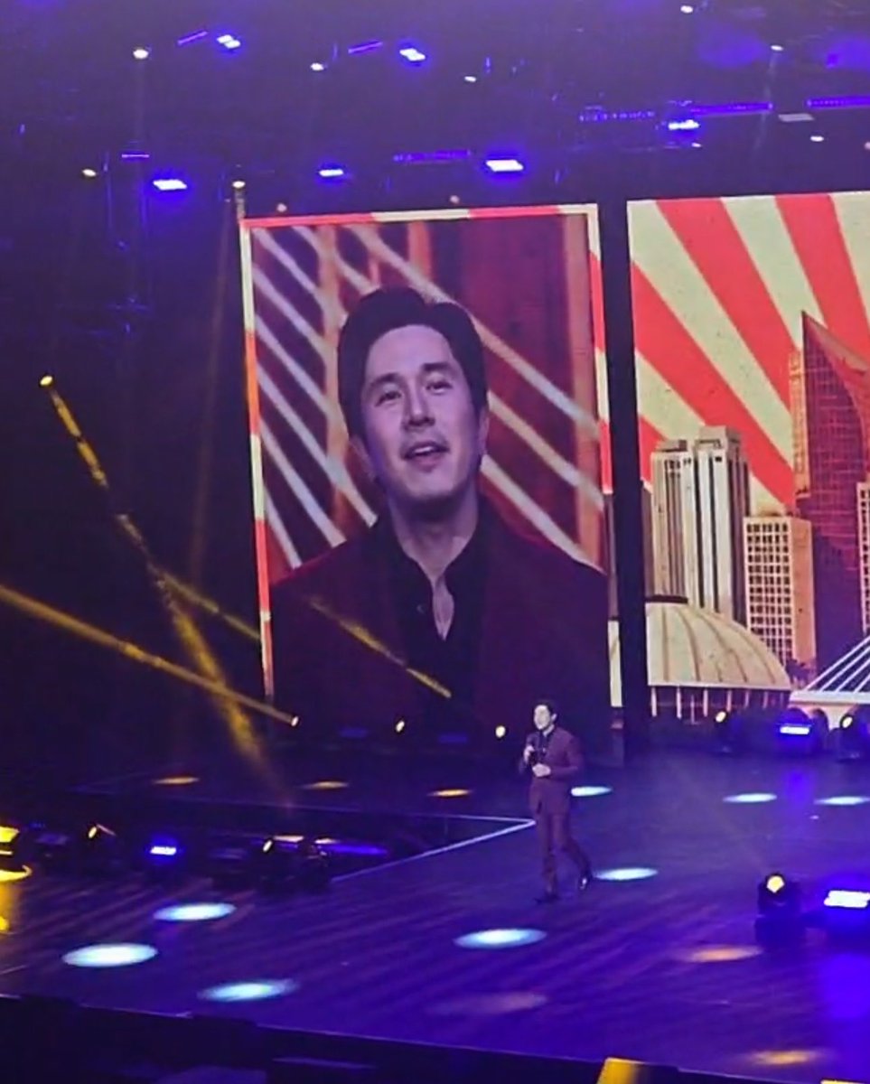 Ahnjiely's tweet photo. Ayan na siya!

KIMPAU SHOWSTOPPER
#KimPau #KimChiu #PauloAvelino https://t.co/QQX2D64h33