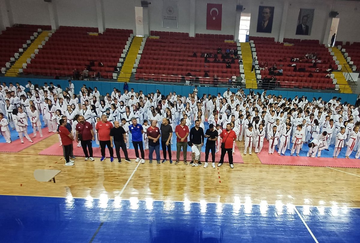 GSB_Karaman's tweet photo. 🥋 Karaman’da düzenlenen 1. Dönem Siyah Kuşak Dan ve Pum sınavlarına yaklaşık 600 sporcu katıldı. Başarılı olan adaylar bir üst Dan ve Pum derecelerine yükselmeye hak kazandı. Tüm sporcularımızı tebrik ediyor, başarılarının devamını diliyoruz. 👏 https://t.co/IwHiKinRgm