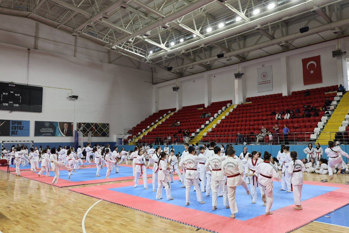 GSB_Karaman's tweet photo. 🥋 Karaman’da düzenlenen 1. Dönem Siyah Kuşak Dan ve Pum sınavlarına yaklaşık 600 sporcu katıldı. Başarılı olan adaylar bir üst Dan ve Pum derecelerine yükselmeye hak kazandı. Tüm sporcularımızı tebrik ediyor, başarılarının devamını diliyoruz. 👏 https://t.co/IwHiKinRgm