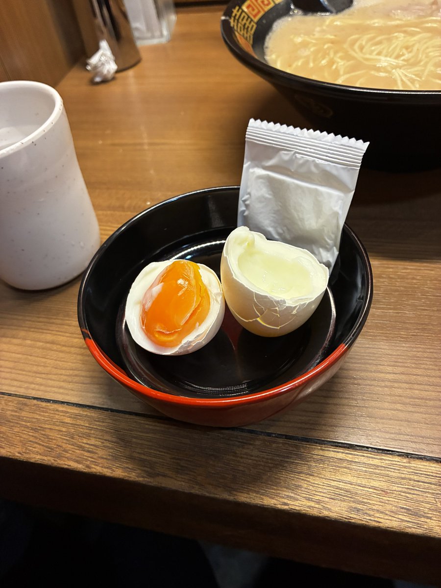 hikawa1068's tweet photo. ゆでたまご頼んだのに普通に割ったわ。
入ってると思うじゃん。ゆでたまごって
ごともってくんなよ https://t.co/HhbLOy2jdu
