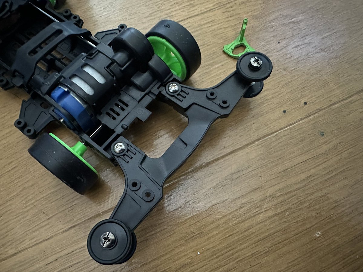 kou05_GO's tweet photo. マシン名:アイアンマグナム

アイアンビークは一目見た時から『フルカウルっぽい』『レッツ&amp;ゴーに出てきそう』と感じました。
ならばと、マグナムカラーにしました。

レブチューンを積んだり、ボディキャッチを緑にしたりと見えにくいとこもこだわってます

#リバリー部門
#JC2026コンデレ1
#mini4wd https://t.co/bhG7kf4MWc
