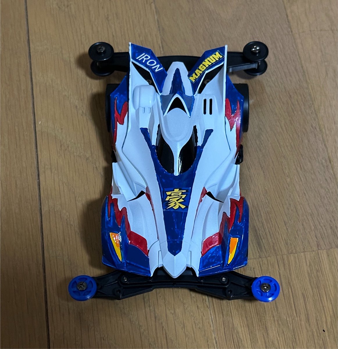 kou05_GO's tweet photo. マシン名:アイアンマグナム

アイアンビークは一目見た時から『フルカウルっぽい』『レッツ&amp;ゴーに出てきそう』と感じました。
ならばと、マグナムカラーにしました。

レブチューンを積んだり、ボディキャッチを緑にしたりと見えにくいとこもこだわってます

#リバリー部門
#JC2026コンデレ1
#mini4wd https://t.co/bhG7kf4MWc