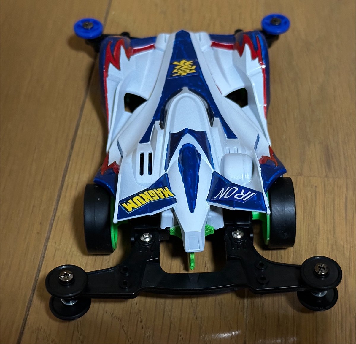 kou05_GO's tweet photo. マシン名:アイアンマグナム

アイアンビークは一目見た時から『フルカウルっぽい』『レッツ&amp;ゴーに出てきそう』と感じました。
ならばと、マグナムカラーにしました。

レブチューンを積んだり、ボディキャッチを緑にしたりと見えにくいとこもこだわってます

#リバリー部門
#JC2026コンデレ1
#mini4wd https://t.co/bhG7kf4MWc