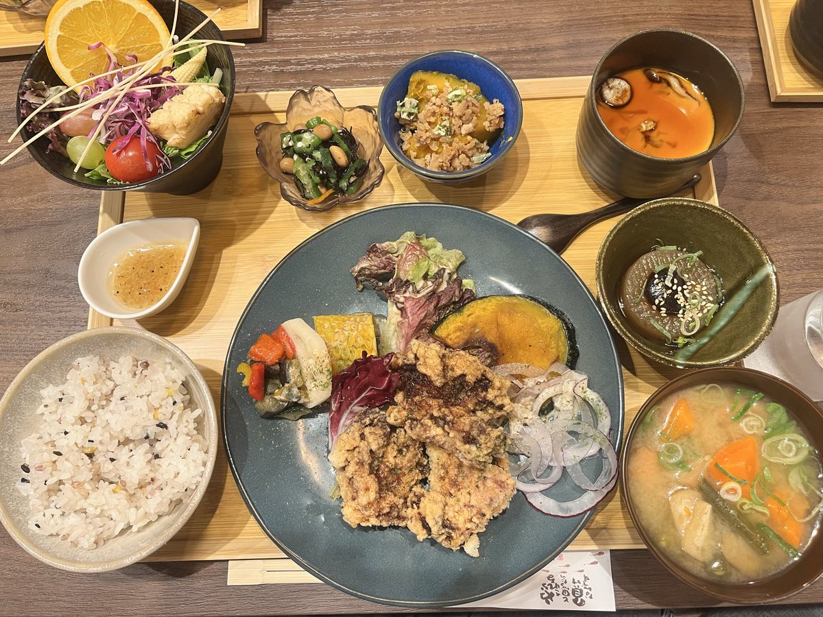 QlPlmy's tweet photo. 昨日、久しぶりの友達（２人）との約束を
すっかり忘れてて😖
慌ててすっぴんキャップ🧢で
ダッシュで行ったランチ。←

と、今日の晩ご飯は
明太子パスタと豚汁。→

今日はカーペット洗って
すごい陽射しですぐに乾いた😅
気分よきーー✨

彼っ氏と1週間連絡つかず🥺 https://t.co/EHX6L1S9mx