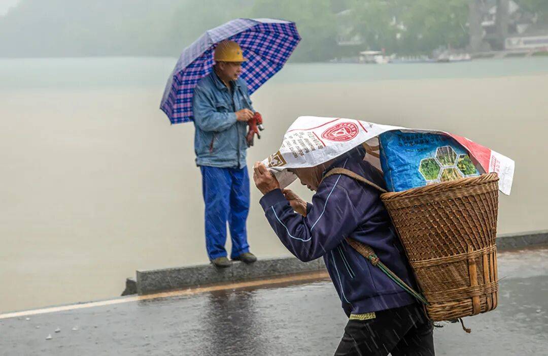 VEdith61363's tweet photo. A stranger held the door for me in a heavy rain and gave me a spare tissue when I was all wet. Small kindnesses make such a big day.， https://t.co/kPdDz6NIAi