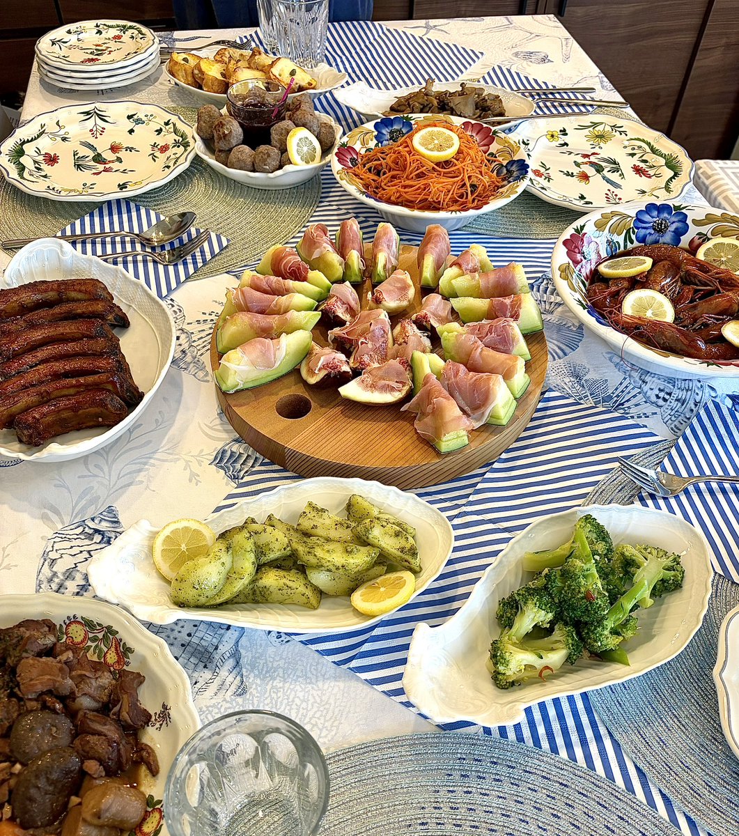 debukashi's tweet photo. おばんですわ〜！

家で軽いパーティーして、お食べまくりしましたわ〜！！！

ケーキはレモンとポピーシードのバタークリームケーキですわ！！！夏っぽい爽やかな雰囲気で作りましたわ！！
バターの暴力でえげつない重さでしたわ！！！
夏場にバタークリーム食べると元気になる気がしますわね！！？ https://t.co/T1kxQSUS9C