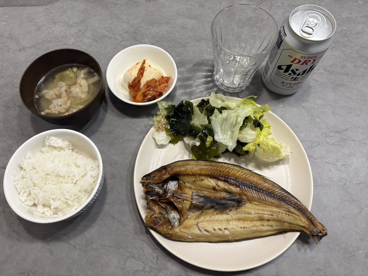 YumaK0712's tweet photo. 今日の夕飯
ご飯
豚汁
縞ほっけの塩焼き
ごま油香るレタスとわかめのサラダ
キムチ豆腐
アサヒスーパードライ🍺

ってことでいただきます👍 https://t.co/Tub1g91h0w