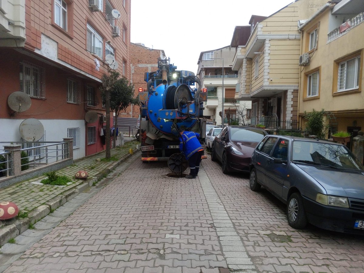 MelihDengi's tweet photo. İSKİ Çalışıyor! Avcılar ilçemizde muhtelif sokak ve caddelerde yağış esnasında atıksu hatlarımızda her hangi bir olumsuzluk yaşanmaması için kombine araçlarımızla temizlik çalışmalarımız devam ediyor tüm ekiplerimizle sahadayız. https://t.co/zy5IrY2iB3