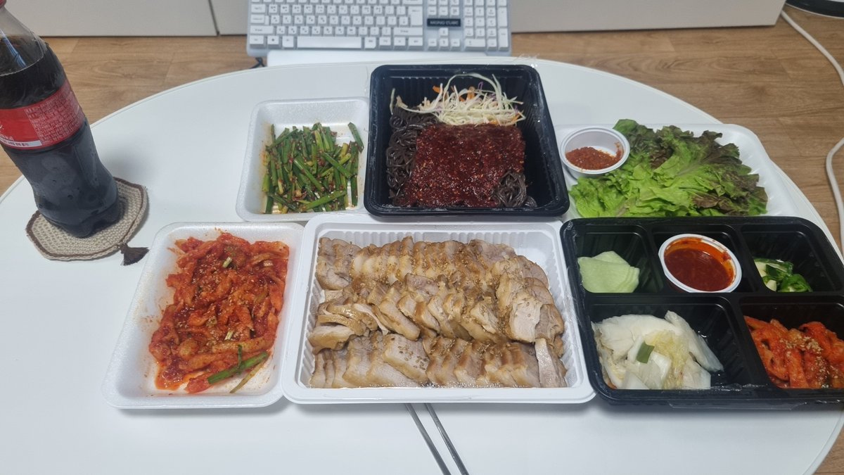 tgl_is_light's tweet photo. @MMovi5678 
반에반도 도움이 되지 못했지만
바다와 같이 넓은 마음으로 하사하신 선물 덕분에 혼자서는 사치라 절대 시키지 않을 보쌈을 시켜보았읍니다. 복날이니 고기를 마싯게 먹어볼게요.
감사함미다🥰 https://t.co/A53ZH9lXoT