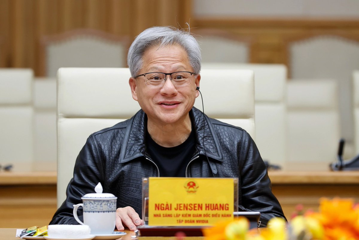 KaySG_Advisory's tweet photo. Jensen Huang , President and CEO of NVIDIA

He just created in 21 hours and nearly 1M followers. 

You can follow him here @JensenHuang 

PS: Image shot when he visited Vietnam https://t.co/G4GCUpP9mA
