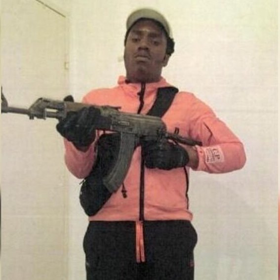 thenews_fr's tweet photo. 🇫🇷🚨 MARIAGE — «Mareko», le narcotrafiquant du clan Yoda considéré comme "le plus grand psychopathe" du gang, demande à se marier avec l'enquêtrice de personnalité chargée de son dossier.

Il est détenu au Quartier haute sécurité de lutte contre la criminalité organisée de Vendin-le-Vieil suite à sa condamnation aux assises des mineurs à 25 ans de réclusion criminelle (en septembre 2023) pour séquestration avec actes de barbarie en bande organisée sur deux adolescents recrutés pour tenir des points de deal.