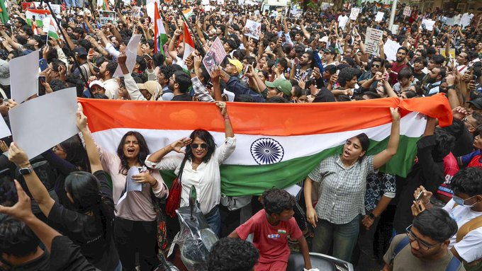 the_hindu's tweet photo. JUST IN | Long queues are seen outside the entrance as thousands of people continue to head to Jantar Mantar. Inside the protest site, chants continue. “Jang abhi bhi jaari hai, E20 ki baari hai, (Fight will continue, E20 is the next target)”, chant a section of protesters.

Repeated appeals to maintain peace are made from the dais.
- @ikasnik reports
https://t.co/Q411o8PuWF