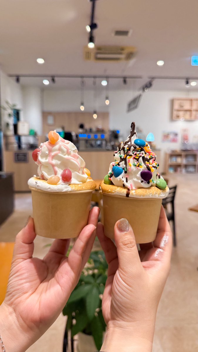 diymp's tweet photo. 7月24日U-cafeからマシュマロ×ソフトクリームの新感覚スイーツ「マシュマロフラフ」が販売開始🍦

マシュマロの甘さとソフトクリームの濃厚さがたまらないお味😋トッピングは15種類から好きなものを選べるよ！(2種類まで無料) https://t.co/OT79G8D4dT